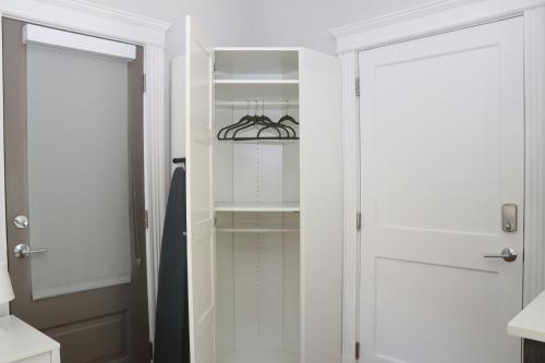 A Stylish Stay w/ a Queen Bed, Heated Floors.. #33 in Brookline, USA