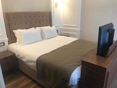 Old Port Hotel Suit - main image