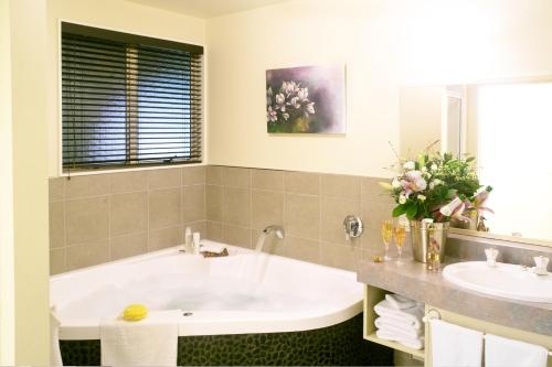 Bathroom, Homestead Villa Motel in Invercargill