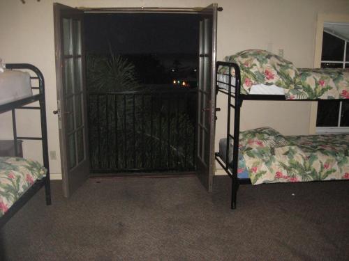 2 bunk beds