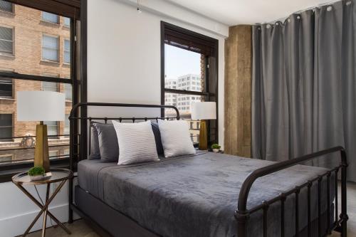 DTLA Loft Gorgeous Views - image 3