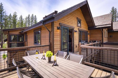 New Listing! Luxury 3BD Residence on Gray's Crossing Golf Course - image 4