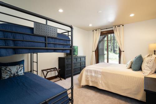 New Listing! Luxury 3BD Residence on Gray's Crossing Golf Course - image 8