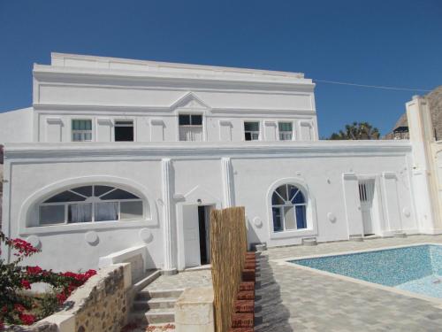  Loukas Kontos Traditional House in Emporio Santorini