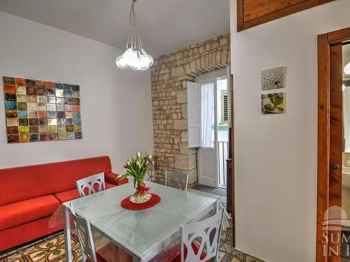 Antiche Mura Apartments "Nel Cuore della Puglia"bivani, cucina, terrazzo