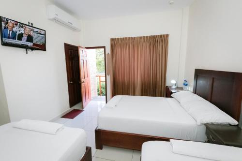3 twin beds