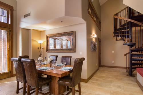2 Bedrooms w/ Large Loft + 2.5 Baths - Sleeps 8. Free Grocery Delivery! - image 4