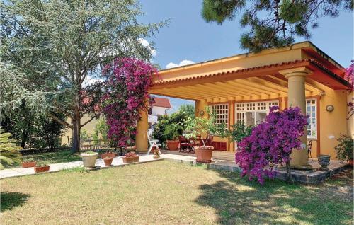  Nice home in Minturno with WiFi, Private swimming pool and Outdoor swimming pool, Pension in Minturno