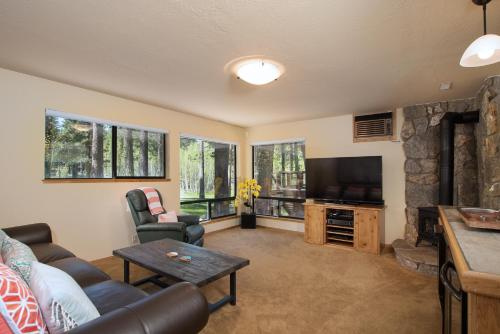 Beautiful Northstar Home with Golf Course View. Free Grocery Delivery! - main image