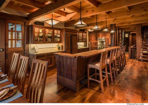Stunning Big Springs Residence with Private Hot Tub! - Gray Wolf Northstar - image 9