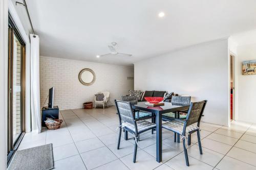 2 Bedroom Unit Mooloolaba- Walk to the Beach 2 Bedroom Unit Mooloolaba- Walk to the Beach