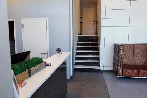 Lobby, 7 Days Hotel in Bronx
