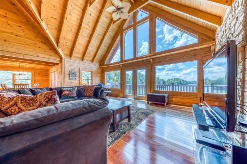 Majestic Lakefront Lodge in Sevierville, USA