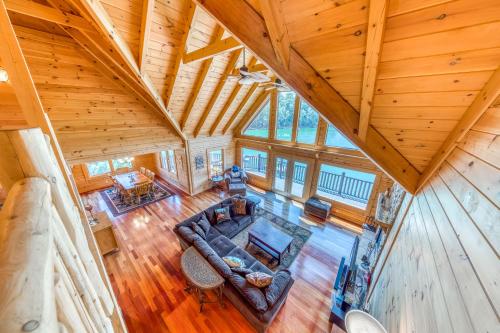 Majestic Lakefront Lodge in Sevierville, USA