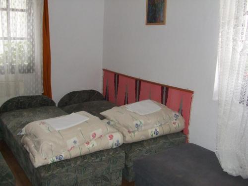 4 twin beds