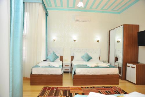 Family Room image 7