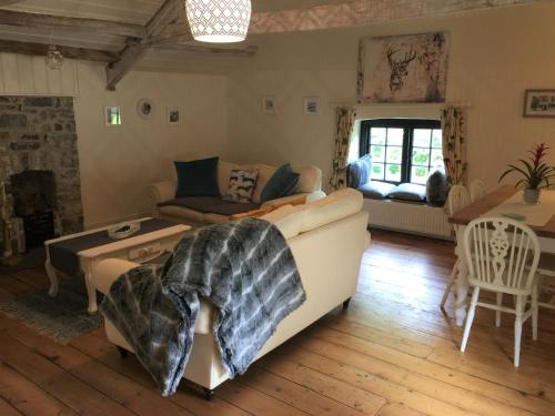 The Stable Loft, Llwynhelig Manor 5