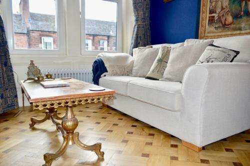 Imperial Themed Boutique 1 Bedroom Flat Off Leith Walk, Leith, Edinburgh and the Lothians