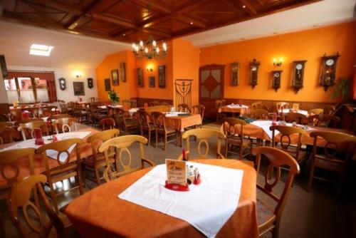 Penzion Tři Koruny - budova Valerie (Penzion Tri Koruny - budova Valerie) in Satov