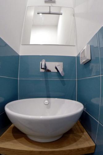 One-Bedroom Suite with City View image 3