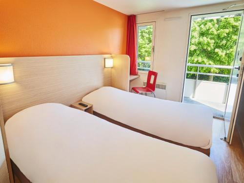 2 twin beds