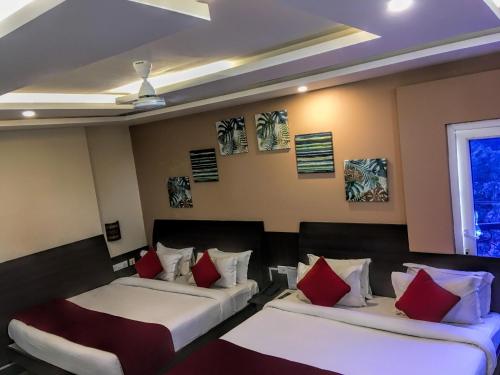 Deluxe Suite image 6