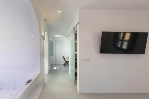 BlackStone Luxury Suites in Emporeio