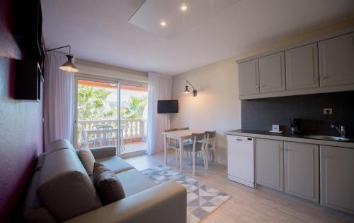 廚房, 盧卡斯特雷公寓式酒店 (Appart Hotel Lou Castelet) in 卡爾羅