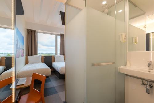Ванна кімната, Maxhotel Amsterdam Airport Schiphol in Амстердам