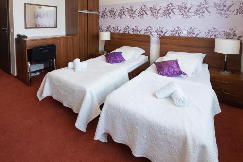 2 twin beds