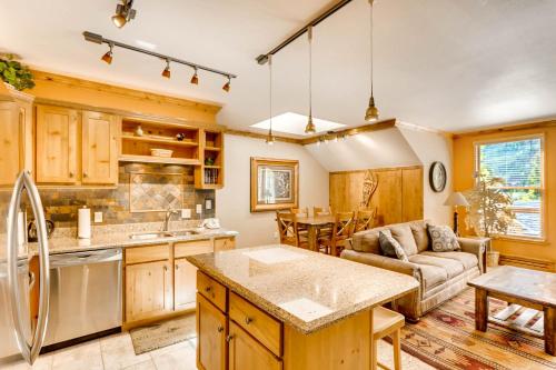 Spacious 1Br Condo-River Run Village-Hot Tub & Kids Ski Free Condo in Keystone, USA