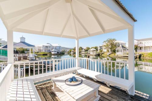 

Easy canal living