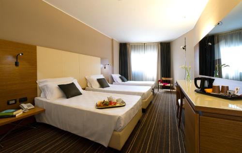 1 king bed, 1 twin bed
