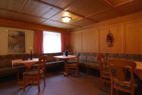 Restaurant, Gasthof Hirschen in Kappl