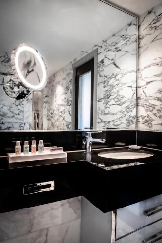 215939429 The Marylebone Hotel