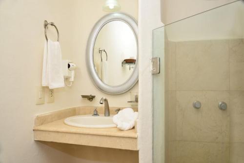 2 Suites, Terrace + Pool - Steps to Indigo Beach!