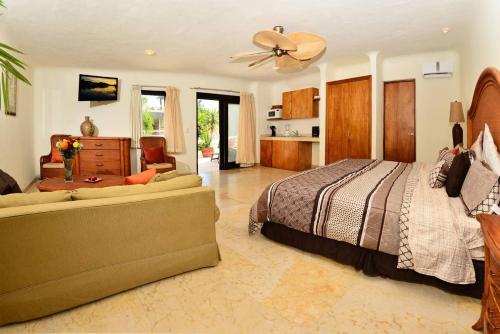 Blue Palms Studio Suite is Steps to the Beach & 5th!