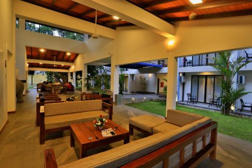 Shared lounge/TV area, The Blue Wave Hotel in Arugam Bay
