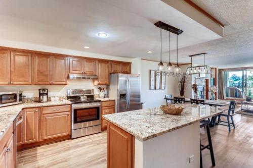 Spacious And Modern 2Br Premier- The Pines- Kids Ski Free Condo in Keystone, USA