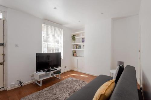 2br Apt With Garden In London By Guestready