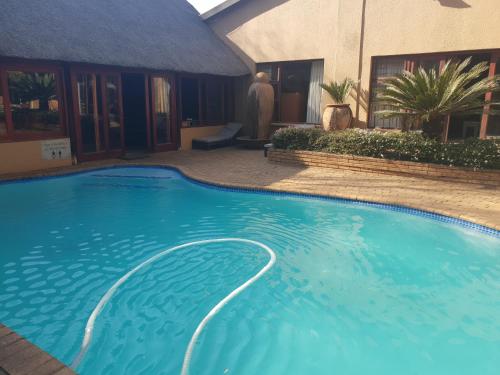 Piscina, Greenfields Guesthouse & Restaurant in Alberton