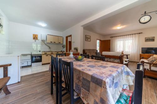 Iekārtas, House Gorica in Godinje