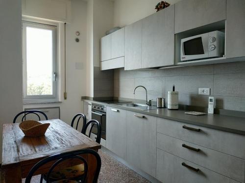  HOLIDAY APARTMENT NEAR THE SEA IN COGOLETO, Pension in Cogoleto bei Vara Superiore