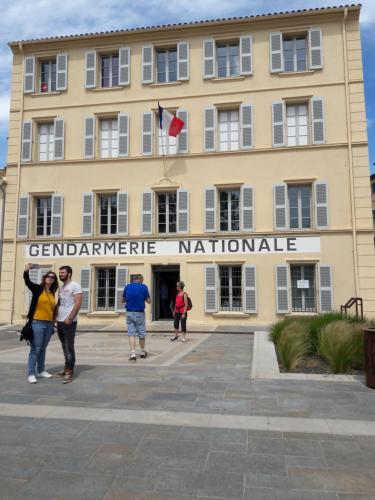 JOLI MAZET ST TROPEZ in Les Paris