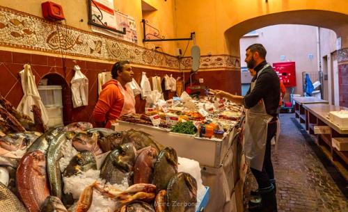 JOLI MAZET ST TROPEZ in Les Paris
