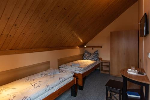 2 twin beds