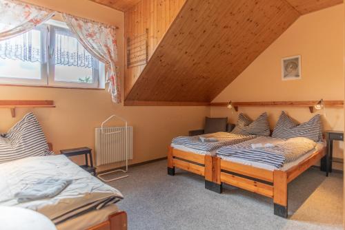 4 twin beds