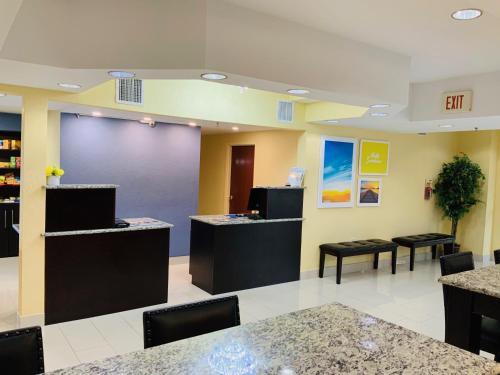 Lobby, Days Inn & Suites by Wyndham Tampa / Raymond James Stadium near Tampa International Airport