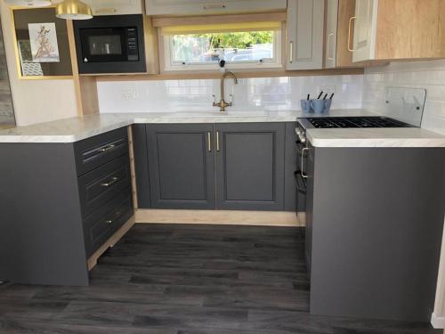 Kitchen, Newquay Blue Water in Trebarber