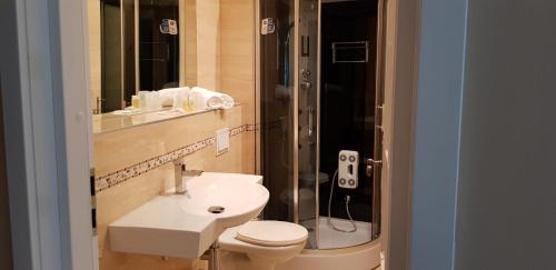 Double or Twin Room image 9